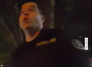Първо РУ Полиция Бургас Пияни ченгета от Първо РУ "Полиция" Бургас правят меле в дискотека (ВИДЕО) politsai mutri boy diskoteka sps burgas Първо РУ Полиция Бургас Тъй като всички свидетели на случката, на момента показват на униформените служители, дошли по сигнала за масов бой, че виновни са пияните цивилни полицаи от Първо РУ Полиция Бургас , на нападнатите момчета им се разминава задържането в полицията тогава. BNews Първо РУ Полиция Бургас