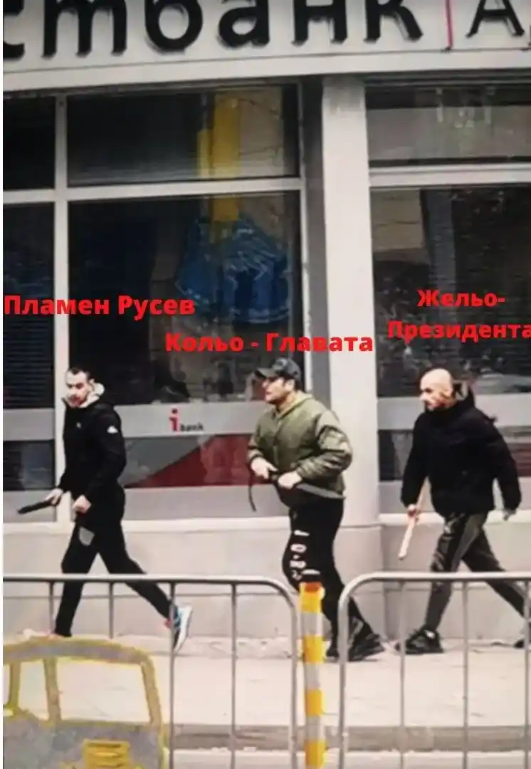Бургаския окръжен съд  В Окръжен съд - Бургас прикриха мярката на убиеца Пламен Русев Пламен Русев, Кольо – Главата и Жельо – Президента се изнасят от сцената на убийството с мачетета и бухалки в ръце