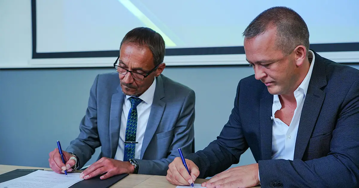 Amusnet и технически университет подписаха меморандум за сътрудничество | 2025 новините от българия - bulgarianovinite. Com Amusnet d0b8 d182d0b5d185d0bdd0b8d187d0b5d181d0bad0b8 d183d0bdd0b8d0b2d0b5d180d181d0b8d182d0b5d182 d0bfd0bed0b4d0bfd0b8d181d0b0d185d0b0 1 2025 новините от българия откриха обновена модерна зала, инвестиция за 400 000 лв. В началото на новата академична година студентите на технически университет – софия получиха специален подарък – напълно обновена зала, в която ще се обучават бъдещите инженери и ит специалисти на българия. Реновацията е реализирана благодарение на инвестиция от близо 400 000 лева от страна на най-голямата българска технологична компания amusnet*. На тържествената церемония ректорът на университета проф. Д-р георги венков и изпълнителният директор на amusnet г-н иво георгиев прерязаха лентата, с което дадоха официален старт на учебния процес. Двете страни подписаха и меморандум за сътрудничество, който предвижда провеждането на хакатони, отворени лекции, дни на кариерата и редица други съвместни инициативи. Обновената аула вече отговаря на съвременните европейски стандарти – с модерна климатична система, ефективно осветление, мултимедийно оборудване и нови 252 седалки. Пространството е трансформирано в комфортна и функционална среда, която съчетава удобство и технологии в подкрепа на качественото обучение. „вярваме, че инвестицията в образованието е инвестиция в бъдещето. С тази реновация не просто създаваме модерна учебна среда, а инвестираме в хората, които ще движат технологичния напредък на страната ни,“ подчерта иво георгиев, ceo на amusnet. Ректорът проф. Д-р георги венков допълни, че модернизацията на аулата е „важна крачка в усилията на университета да предоставя на своите студенти съвременни условия за обучение и развитие, в синхрон с нуждите на бизнеса“. Инициативата е част от цялостната стратегия на amusnet за подкрепа на образователния сектор. През 2024 г. Компанията дари сървъри на технически университет - софия и технически университет - габрово с цел модернизиране на инфраструктурата и осигуряване на съвременни технологични ресурси за обучение и научна дейност. Партньорството между amusnet и технически университет – софия цели да създаде мост между бизнеса и академичната среда, като предлага на студентите по-добри условия за обучение и реални възможности за професионално развитие. amusnet и технически университет подписаха меморандум за сътрудничество информационна агенция за разследваща журналистика и разследващ репортаж бургас, българия