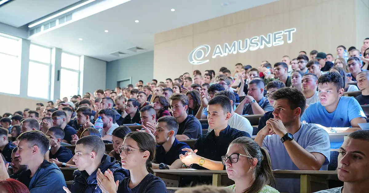 Amusnet и технически университет подписаха меморандум за сътрудничество | 2025 новините от българия - bulgarianovinite. Com Amusnet d0b8 d182d0b5d185d0bdd0b8d187d0b5d181d0bad0b8 d183d0bdd0b8d0b2d0b5d180d181d0b8d182d0b5d182 d0bfd0bed0b4d0bfd0b8d181d0b0d185d0b0 2 2025 новините от българия откриха обновена модерна зала, инвестиция за 400 000 лв. В началото на новата академична година студентите на технически университет – софия получиха специален подарък – напълно обновена зала, в която ще се обучават бъдещите инженери и ит специалисти на българия. Реновацията е реализирана благодарение на инвестиция от близо 400 000 лева от страна на най-голямата българска технологична компания amusnet*. На тържествената церемония ректорът на университета проф. Д-р георги венков и изпълнителният директор на amusnet г-н иво георгиев прерязаха лентата, с което дадоха официален старт на учебния процес. Двете страни подписаха и меморандум за сътрудничество, който предвижда провеждането на хакатони, отворени лекции, дни на кариерата и редица други съвместни инициативи. Обновената аула вече отговаря на съвременните европейски стандарти – с модерна климатична система, ефективно осветление, мултимедийно оборудване и нови 252 седалки. Пространството е трансформирано в комфортна и функционална среда, която съчетава удобство и технологии в подкрепа на качественото обучение. „вярваме, че инвестицията в образованието е инвестиция в бъдещето. С тази реновация не просто създаваме модерна учебна среда, а инвестираме в хората, които ще движат технологичния напредък на страната ни,“ подчерта иво георгиев, ceo на amusnet. Ректорът проф. Д-р георги венков допълни, че модернизацията на аулата е „важна крачка в усилията на университета да предоставя на своите студенти съвременни условия за обучение и развитие, в синхрон с нуждите на бизнеса“. Инициативата е част от цялостната стратегия на amusnet за подкрепа на образователния сектор. През 2024 г. Компанията дари сървъри на технически университет - софия и технически университет - габрово с цел модернизиране на инфраструктурата и осигуряване на съвременни технологични ресурси за обучение и научна дейност. Партньорството между amusnet и технически университет – софия цели да създаде мост между бизнеса и академичната среда, като предлага на студентите по-добри условия за обучение и реални възможности за професионално развитие. amusnet и технически университет подписаха меморандум за сътрудничество информационна агенция за разследваща журналистика и разследващ репортаж бургас, българия