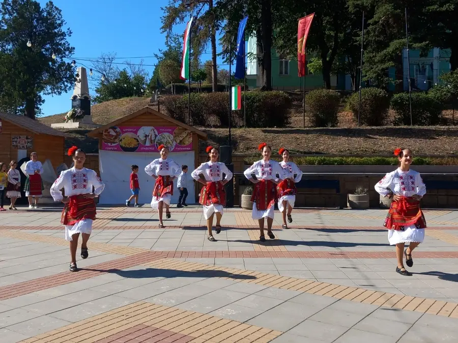 D0b1d0b5d0bbd0bed0b3d180d0b0d0b4d187d0b8d0ba d0bed182d0b1d0b5d0bbd18fd0b7d0b0 d0b4d0b5d0bdd18f d0bdd0b0 d0bdd0b5d0b7d0b0d0b2d0b8d181 1 2025 новините от българия в знак на почит бяха поднесени венци пред паметника на загиналите във войните от името на общината граждани и гости на град белоградчик се събраха на площад „възраждане”, за да отбележат 117 години от независимостта на българия. На честването присъстваха представители от община белоградчик и ръководители на местни организации и институции. Г-н ангел георгиев – председател на общински съвет - белоградчик направи обръщение към присъстващите, за да честити празника и призова: „днес, повече от всякога, ние трябва да си спомним, че истинската независимост се измерва и в отговорността на всеки един от нас към обществото. Да бъдем свободни означава да бъдем отговорни – към нашия град, към нашите близки, към бъдещето на децата ни. Нека ценим постигнатото, но и да работим заедно за по- добро настояще и още по-сигурно бъдеще. ” в знак на почит бяха поднесени венци пред паметника на загиналите във войните от името на община белоградчик, общински съвет - белоградчик, исторически музей, клуб „млади възрожденци” към су „христо ботев” и пенсионерски клуб „мадона”. Тържеството продължи с изпълнение на мажоретен състав и школа „народни танци” към детски комплекс – град белоградчик, вокална група „пей сърце” към пенсионерски клуб
„мадона” и вокална група „звънчета” към детски комплекс. Празничната програма завърши с
дълго хоро, в което се включиха гости и граждани на града под скалите.   белоградчик отбеляза деня на независимостта информационна агенция за разследваща журналистика и разследващ репортаж бургас, българия