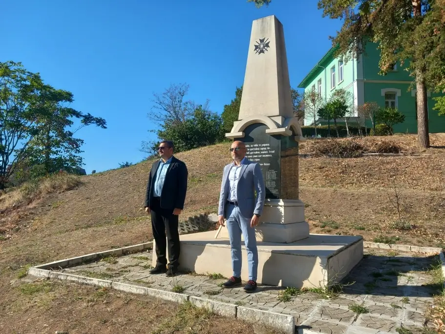 D0b1d0b5d0bbd0bed0b3d180d0b0d0b4d187d0b8d0ba d0bed182d0b1d0b5d0bbd18fd0b7d0b0 d0b4d0b5d0bdd18f d0bdd0b0 d0bdd0b5d0b7d0b0d0b2d0b8d181 2025 новините от българия в знак на почит бяха поднесени венци пред паметника на загиналите във войните от името на общината граждани и гости на град белоградчик се събраха на площад „възраждане”, за да отбележат 117 години от независимостта на българия. На честването присъстваха представители от община белоградчик и ръководители на местни организации и институции. Г-н ангел георгиев – председател на общински съвет - белоградчик направи обръщение към присъстващите, за да честити празника и призова: „днес, повече от всякога, ние трябва да си спомним, че истинската независимост се измерва и в отговорността на всеки един от нас към обществото. Да бъдем свободни означава да бъдем отговорни – към нашия град, към нашите близки, към бъдещето на децата ни. Нека ценим постигнатото, но и да работим заедно за по- добро настояще и още по-сигурно бъдеще. ” в знак на почит бяха поднесени венци пред паметника на загиналите във войните от името на община белоградчик, общински съвет - белоградчик, исторически музей, клуб „млади възрожденци” към су „христо ботев” и пенсионерски клуб „мадона”. Тържеството продължи с изпълнение на мажоретен състав и школа „народни танци” към детски комплекс – град белоградчик, вокална група „пей сърце” към пенсионерски клуб
„мадона” и вокална група „звънчета” към детски комплекс. Празничната програма завърши с
дълго хоро, в което се включиха гости и граждани на града под скалите.   белоградчик отбеляза деня на независимостта информационна агенция за разследваща журналистика и разследващ репортаж бургас, българия