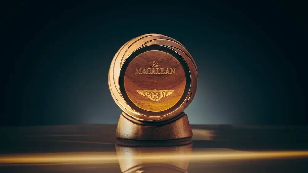 Български колекционер плати над 120 000 лв. За лимитирано уиски the macallan horizon | 2025 новините от българия - bulgarianovinite. Com D0b1d18ad0bbd0b3d0b0d180d181d0bad0b8 d0bad0bed0bbd0b5d0bad186d0b8d0bed0bdd0b5d180 d0bfd0bbd0b0d182d0b8 d0bdd0b0d0b4 120 000 d0bbd0b2 d0b7 2 2025 новините от българия уникалният шотландски сингъл малц е резултат от партньорството между the macallan и bentley, и впечатлява с хоризонтален дизайн и редки материали български ценител на премиум напитките се сдоби с една от редките бутилки the macallan horizon – лимитирано сингъл малц уиски, плод на партньорството между the macallan и bentley motors. Стойността надхвърля 120 000 лв. , а премиерата у нас се състоя в the residence exclusive club, който вече осем години работи с марката. Събитието показа как „традиционно майсторство и авангардни технологии за прецизно инженерство“ могат да се слеят в истинско произведение на изкуството. Дизайн, който преобръща правилата „в света на алкохолните напитки всичко е вертикално – от дестилационните съдове до бутилките. Когато разгледахме хоризонталната линия, която заемат автомобилите на bentley, започнахме да мислим как бихме могли да адаптираме този формат за уиски, което в крайна сметка трябва да се налива и консумира“, разказва жауме ферас, креативен директор на the macallan. Затова декантерът е проектиран да стои хоризонтално и е изработен от специално стъкло, обградено от елегантна алуминиева лента по стандартите на bentley. Скулптурната обвивка е покрита с висококачествена кожа с нисък въглероден отпечатък в кестеняв нюанс, а рамката съдържа рециклирана мед от дестилационните съдове на the macallan, използвани до откриването на новата дестилерия през 2019 г. Шест стълба на съвършенството „красивият дизайн, който създадохме заедно, и уникалните материали са доказателство за несравнимото майсторство, иновации и креативност, с които the macallan и bentley са известни“, допълва ферас. В чест на „шестте стълба“ на the macallan в проекта са вплетени шест ключови материала – от вложката от дъбово дърво в капачката, изработена от една от шестте бъчви, използвани за отлежаването, до фурнира crown cut walnut на bentley. Всеки елемент е символ на историята и технологичния размах на двете легендарни марки. Уискито – вкусът на bentley „години наред работим заедно с the macallan, за да създадем този невероятен първи съвместен продукт, който представя най-доброто от двете марки“, казва адриан халмарк, председател и изпълнителен директор на bentley. „фокусът ни върху иновативните материали, отразяващи погледа ни към бъдещето, доведе до зашеметяващ резултат – както уискито, така и съда, в който се съхранява. Това е нов еталон за дизайн, материали и качество в тази категория“, допълва той. Самото уиски е създадено от мастър дистилъра кирстин кембъл от шест подбрани шери дъбови бъчви, които внасят собствен характер – богати нотки на сушени плодове и подправки, балансирани с дъб и кожа, типични за света на bentley, и дълъг, наситен послевкус. Български колекционер плати над 120 000 лв. За лимитирано уиски the macallan horizon информационна агенция за разследваща журналистика и разследващ репортаж бургас, българия