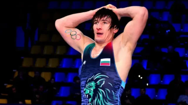 Депутат помириса медала от световното по борба и го изпусна Депутат помириса медала от световното по борба и го изпусна