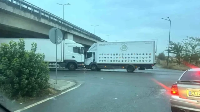 Камиони се удариха челно в София