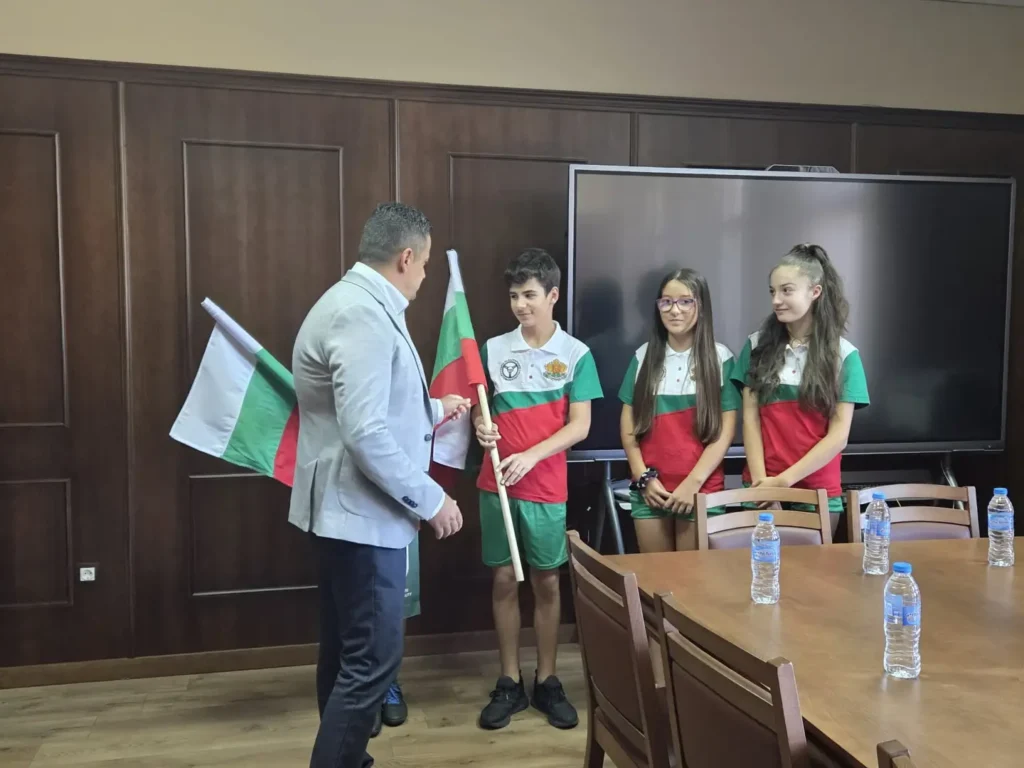 Кметът на Етрополе връчи българското знаме на млади колоездачи