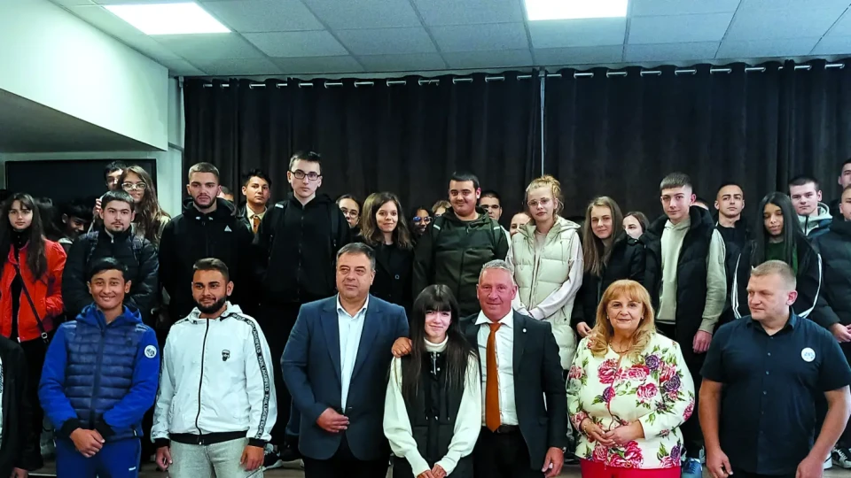 Младежи от Белоградчик с клипове за Чудесата. Скалният град влиза в роман
