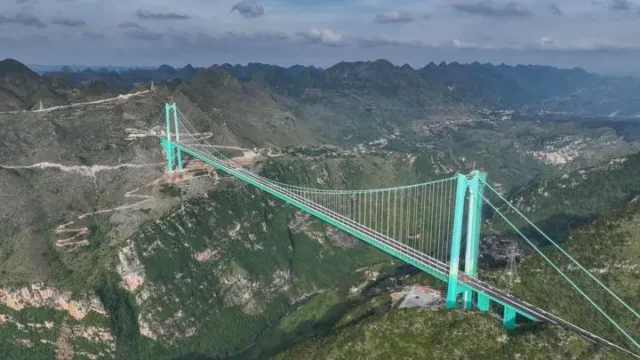 Най-високият мост в света. Китай счупи два рекорда