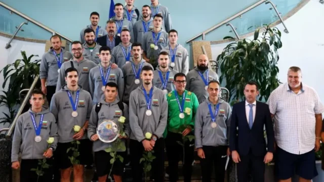 Посрещат волейболните ни национали в центъра на София (НА ЖИВО) Посрещат волейболните ни национали в центъра на София (НА ЖИВО)