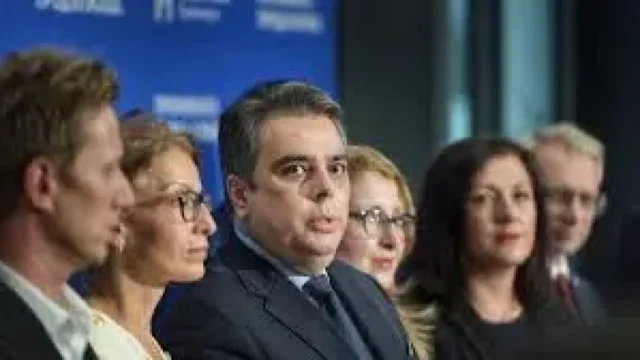 Промяна в Промяната. Лена излиза, Благо Коцев влиза