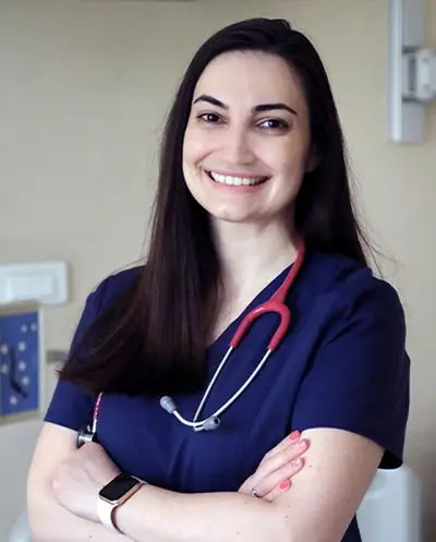 Д-р боряна георгиева d188d0b5d181d182d0b8d18fd182 d0b8 d181d0b5d0b4d0bcd0b8d18fd182 d0bcd0b5d181d0b5d186 d0bdd0b0 d0b1d0b5d0b1d0b5d182d0be d185d180d0b0d0bd 1 2026 новините от българия педиатърът д-р боряна георгиева съветва как да пристъпим към захранването и да развиваме координацията първите 12 месеца от живота на всяко бебе се свързват с безброй приключения и поводи за радост. С всеки изминал ден вашето мъниче все по-уверено опознава света, а растежът и усвояването на нови умения се случват толкова бързо и неусетно, че на моменти ни се струват като истинско чудо. &nbsp; шестият и седмият месец от развитието определено са период, който продължава да изненадва. С навършването на първата половин годинка пред детето се открива друг свят &ndash; запознава се с нови вкусове, става по-социално. Това е етапът на захранване с твърда храна, което майката очаква с трепет и немалко тревога. Бебето расте и заяква физически, като през 7-ия месец вече подобрява своята координация и прави първи опити за сядане. &nbsp; в рамките на видеопоредицата &bdquo;първите 12 месеца с devin изворна“ д-р боряна георгиева &ndash; педиатър с дългогодишен опит, и снежина киндалова, майка на велимир, споделят полезни съвети за всеки месец от първата година. Ето какво е важно да знаете за 6-ия и 7-ия месец. Захранването &ndash; кога&nbsp; захранването е много важна стъпка. Обикновено започва през 6-ия месец, а през 7-ия продължава с въвеждането на нови вкусове и текстури. Д-р боряна георгиева очертава няколко признака, че бебето е готово да премине към твърда храна: ако може да седи с опора и държи главата си стабилно; ако проявява интерес към вашата храна; ако отваря устичка, когато му предлагате лъжичка; ако изчезне т. Нар. Рефлекс на избутване с езиче. Щадящо начало в началото на захранването предлагайте храна с гладка консистенция. Основното хранене остава кърмата или адаптираното мляко. Препоръката е да се започне с пюрета от зеленчуци &ndash; тиква, морков, картоф, а нова храна да се въвежда през интервал от 3&ndash;5 дни. Постепенно може да се включват безглутенови каши и плодови пюрета. С търпение и любов ако в началото бебчето яде по няколко лъжички, това не е повод за притеснение. Бъдете търпеливи. &nbsp; &bdquo;създайте спокойна атмосфера &ndash; хранете бебето, когато е спокойно и будно“, съветва&nbsp; д-р георгиева и допълва: &bdquo;уважавайте темпото му &ndash; ако откаже, опитайте отново след ден-два. Показвайте радост и одобрение &ndash; усмивките насърчават детето. “ захранване и хидратация с представянето на твърдите храни в менюто на вашето мъниче е време детето да се запознае и с приема на вода. Това се случва постепенно и в малки количества, като е възможно в началото тя да бъде отхвърлена, тъй като нейната консистенция също е нова за бебето &ndash; тя е значително по-рядка от кърмата. &nbsp; д-р георгиева напомня, че е добре да се започне с няколко глътки след хранене, като постепенно количеството се увеличава. Тя обръща внимание, че на този етап основен източник на хидратация остава кърмата. Важно е също каква вода се предлага за пиене и приготвяне на храната. Devin изворна е подходящ избор &ndash; тя е чиста, естествено слабо минерализирана вода и се препоръчва от българската педиатрична асоциация. Като на игра: развитие на координацията и стабилността физическото и когнитивното развитие на бебето продължава стремително и през 7-ия месец. Детето вече е по-социално, демонстрира недвусмислени емоции &ndash; търси внимание, радва се, недоволства и изразява любопитство. Прави и първи опити за сядане с опора. Това е моментът за стимулиране на двигателната активност чрез упражнения за укрепване, тъй като предстоят и първи опити за пълзене. Затова седмият месец е подходящ за игри, които стимулират координацията и силата: подавайте играчки от различни страни, за да може бебето да се протяга. Играчките трябва да са достатъчно далеч, за да се предизвика усилия за хващане, но не прекалено, тъй като мъникът може да загуби интерес. Поставяйте безопасни предмети около него, за да се накланя и хваща. Използвайте меки топки и музикални играчки за изследване с ръце. &nbsp; това е и периодът, в който се наблюдава последователност на мисълта &ndash; бебето може да използва играчка в ръката си, за да доближи до себе си друга, към която проявява по-голям интерес. Може да се наблюдава и избутване на предмети, които му пречат. Д-р георгиева обръща внимание и на създаването на защитена зона за игра &ndash; без опасни и дребни предмети. &bdquo;никога не оставяйте детето само особено ако седи или се накланя“, напомня тя. &nbsp; практическите съвети от поредицата &bdquo;първите 12 месеца с devin изворна“ подкрепят майките във всяка стъпка от този уникален период. Следващият епизод ще е посветен на чудесата през осмия месец. За повече полезни съвети гледайте&nbsp;видеата в youtube канала на devin&nbsp;и споделяйте вашите въпроси в instagram профила на devin изворна. Д-р боряна георгиева шестият и седмият месец на бебето: храната като приключение и физическата стабилност информационна агенция за разследваща журналистика и разследващ репортаж бургас, българия