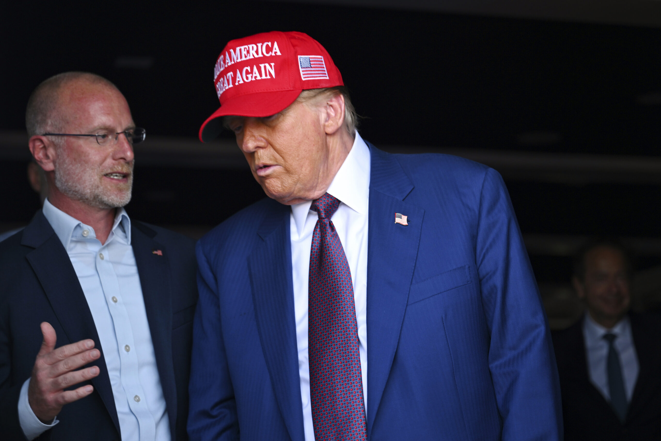 Trump floats revoking critics’ broadcast licenses — says it’s up to ‘tough guy’ brendan carr - bnews Trump floats revoking critics’ broadcast licenses — says it’s up to ‘tough guy’ brendan carr trump floats revoking critics broadcast licenses says its up to tough guy brendan carr president donald trump suggested that his critics ought to have their federal communications commission broadcast licenses revoked on thursday. The post trump floats revoking critics’ broadcast licenses — says it’s up to ‘tough guy’ brendan carr first appeared on mediaite. Bnews
