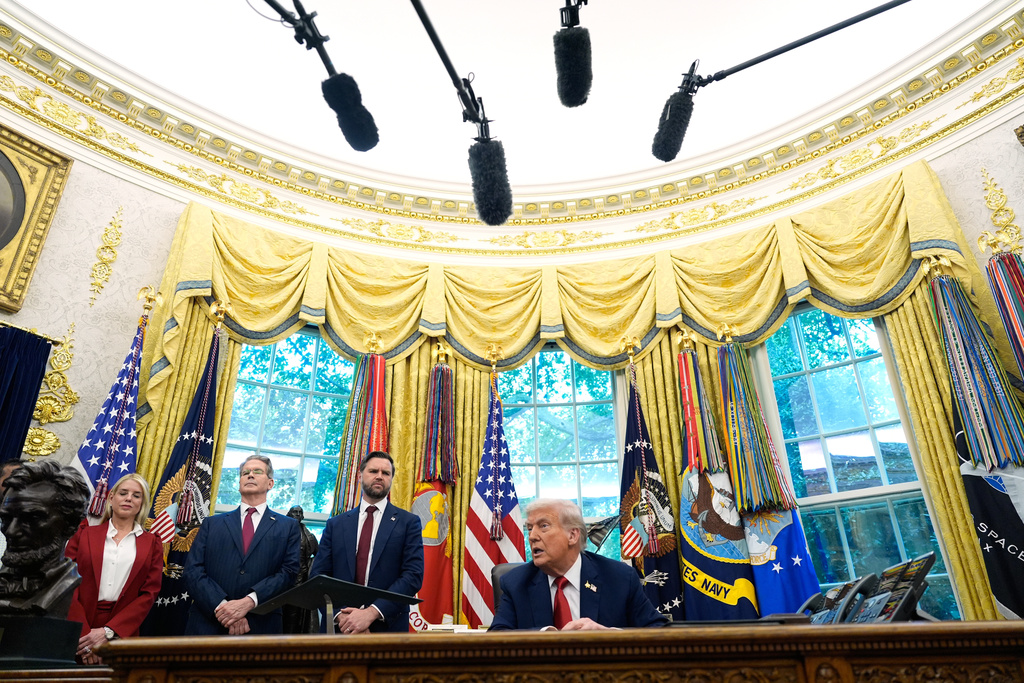 trump raves about the highest quality 24 karat gold in the oval office in wild truth social post 2025 Новините от България Trump boasted about the "quality and beauty" of the gold in the White House — showcasing some of it in a new video as part of a wild post on Truth Social.
The post Trump Raves About the ‘Highest Quality 24 Karat Gold’ in the Oval Office in Wild Truth Social Post first appeared on Mediaite. Trump Raves About the ‘Highest Quality 24 Karat Gold’ in the Oval Office in Wild Truth Social Post Информационна агенция за разследваща журналистика и разследващ репортаж Бургас, България
