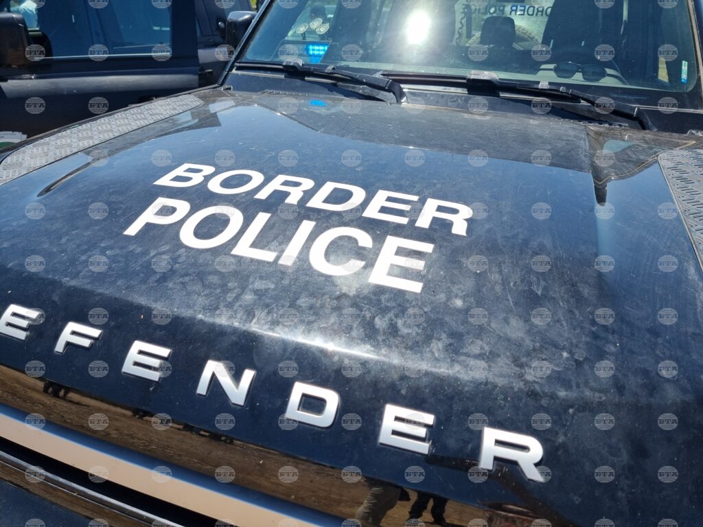 Border police intercept vehicle carrying 10 foreign nationals without identity documents