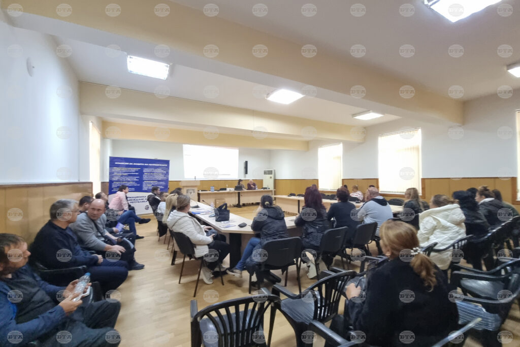 Currency Conversion, Sanctions for Trader Violations, Prices Discussed at Euro Information Meeting in Four Towns