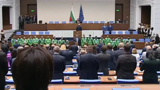 Депутатите посрещнаха на крака волейболистите ни Депутатите посрещнаха на крака волейболистите ни