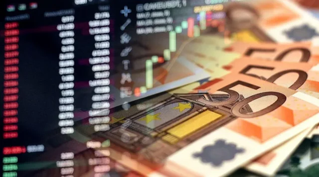 Еврото отстъпва спрямо долара, държи позиция към други валути