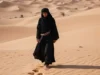 Защо бедуините в пустинята носят черни дрехи въпреки жегата? Защо бедуините в пустинята носят черни дрехи въпреки жегата?