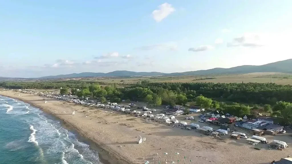 Култов къмпинг на морето е в капан. Потопът не спира
