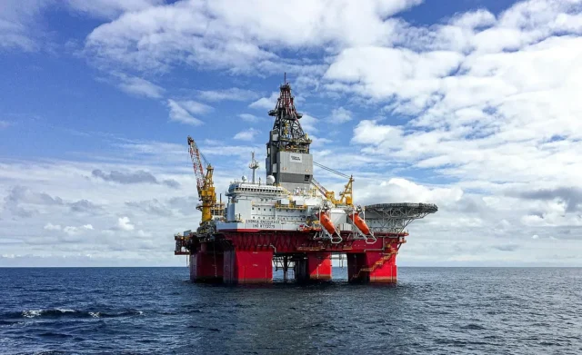 Леко понижение в цените на петрола заради Близкия изток