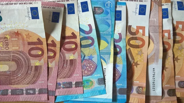 Най-големият седмичен спад на еврото за последната година