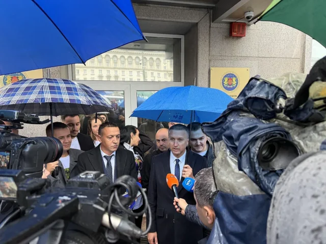 С протест пред КПК младежите на ДПС-НОВО НАЧАЛО поискаха закриването на бухалката на ПП