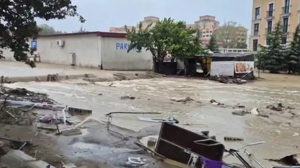 Смъртоносният потоп: мъж е в неизвестност, хора отказват евакуация