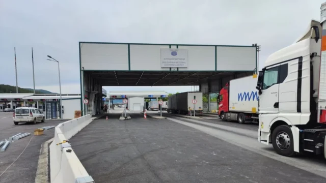 Тапи на два гранични пункта на България тази сутрин