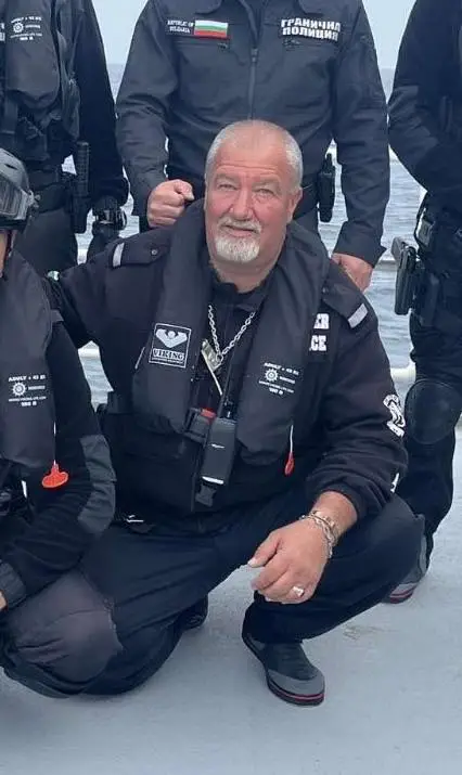 D188d0b5d184d18ad182 d0bdd0b0 d0b3d180d0b0d0bdd0b8d187d0bdd0b0 d0bfd0bed0bbd0b8d186d0b8d18f d180d0b0d0b7d0bfd0bbd0b0d0bad0b0 d0b1d18a 1 2025 новините от българия той бе един от най-опитните, един от най-достойните, написа антон златанов директорът на гранична полиция антон златанов разплака българия с пост за героя стефан иванов, който загина преди ден, спасявайки хора по време на водното бедствие в царево и ваканционното селище "елените". Златанов разказа във фейсбук какъв доблестен мъж е бил иванов и сподели най-силните думи за него.  покъртителен разказ за цанко, който загина в потопаето какво написа антон златанов:те винаги отиват там, откъдето всички бягат!!!!! А него си го взе морето!!! Главният ни боцман - стефан иванов! Бате стефан загина днес, докато с още двама колеги обследваха морския бряг с щурмовата лодка в търсене на бедстващи хора! Той вдъхваше респект у всеки! Истински мъж, истински морски вълк, истински граничар! Един от най-опитните, един от най-достойните! Този, който учеше младите колеги, който вдъхваше респект, спокойствие и увереност! Ще остане завинаги на 57 и завинаги един от нас! Сигурен съм, че ако можеше да избира, би избрал морето! Днес сме съкрушени, докато в същото време осъзнаваме, че такава е службата, която сме избрали! Съболезнования на семейството, на близките, на екипажа на граничния кораб “балчик” и на всички приятели и колеги! Сплотени сме и в мъката! Сега не е време за излишни приказки! Моментът е тежък, но колегите остават на своя пост в служба на хората!  морето край царево завря от столевки. Чудо невиждано /видео/  шефът на гранична полиция разплака българия. Най-силните думи за героя стефан информационна агенция за разследваща журналистика и разследващ репортаж бургас, българия