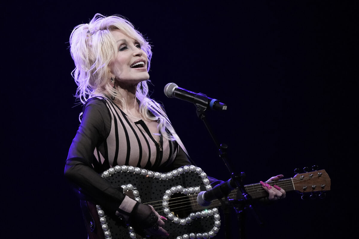 Dolly parton’s sister says she’s just ‘a little under the weather’ after scaring everyone with prayer request | 2025 the news from bulgaria - balgarianovinite. Com Dolly parton singing and playing guitar