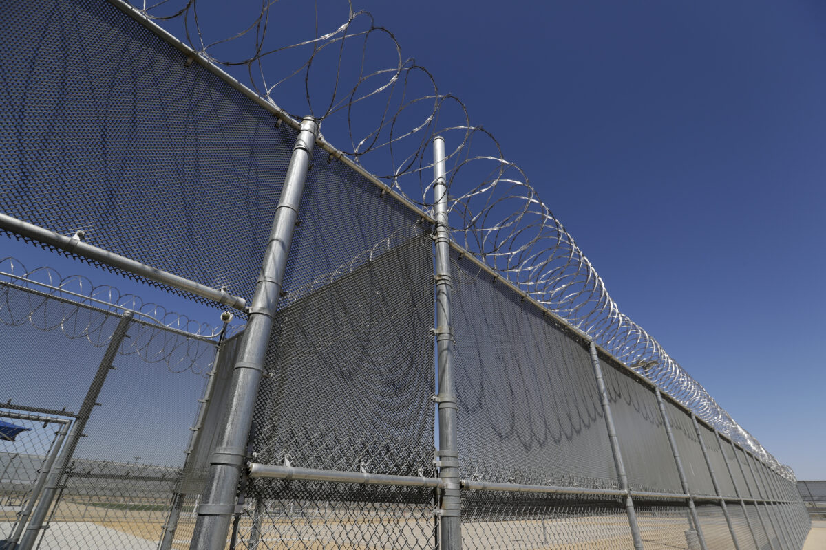 Ice uses shutdown as excuse to block congressional democrats from visiting detention facilities | 2025 the news from bulgaria - balgarianovinite. Com Razor wire at ice facility in adelanto ca
