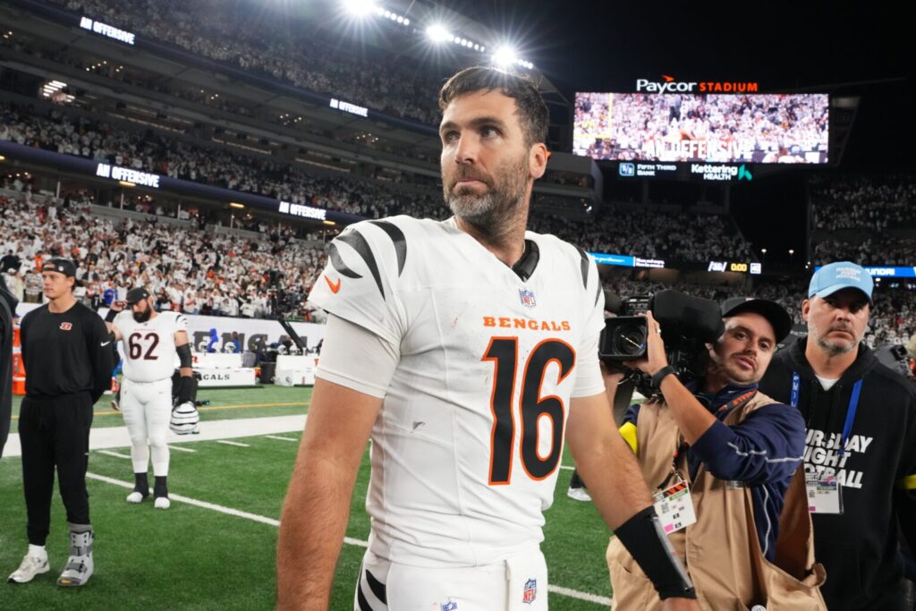 Joe flacco bests aaron rodgers in duel of 40+ qbs, and the internet has some thoughts