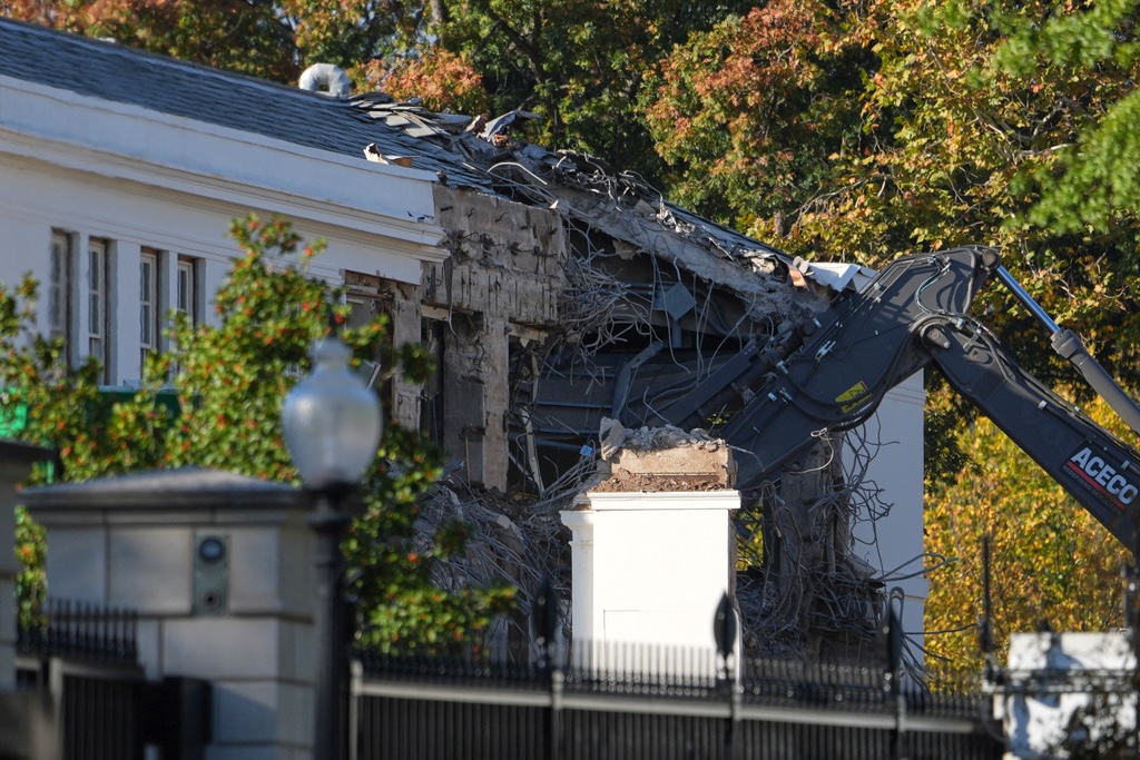 New photos show ‘substantial portion’ of east wing ‘demolished’ to build trump’s ballroom | 2025 the news from bulgaria - balgarianovinite. Com Demolition of east wing of white house