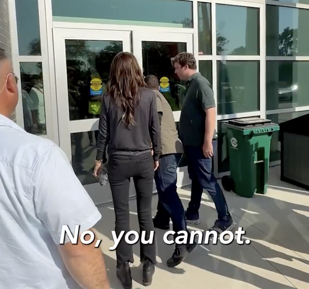 ‘no, you cannot! ’ kristi noem denied bathroom access at illinois government building - bnews ‘no, you cannot! ’ kristi noem denied bathroom access at illinois government building no you cannot kristi noem denied bathroom access at illinois government building department of homeland security secretary kristi noem was barred from entering the village of broadview municipal building in illinois to use the bathroom on friday. In a video posted on x by conservative commentator benny johnson, noem said she was in the chicago area to “do some operations to pick up some guys with criminal the post ‘no, you cannot! ’ kristi noem denied bathroom access at illinois government building first appeared on mediaite. Bnews