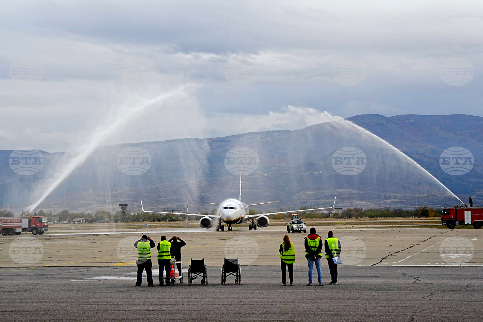 Plovdiv airport welcomes first flight from milan with official ceremony | 2025 the news from bulgaria - balgarianovinite. Com Plovdiv airport welcomes first flight from milan with official ceremony 2025 the news from bulgaria plovdiv airport welcomed the first flight from milan (malpensa) with an official ceremony on sunday. The aircraft... Plovdiv airport welcomes first flight from milan with official ceremony 2025-10-26 17:21:40 plovdiv airport welcomes first flight from milan with official ceremony investigative journalism and investigative reporting news agency burgas bulgaria