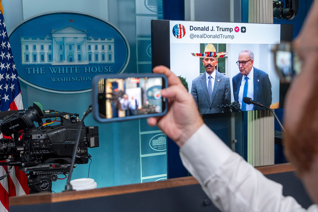 Trump administration instructs federal workers to leave out-of-office message blaming shutdown on democrats - bnews Trump administration instructs federal workers to leave out-of-office message blaming shutdown on democrats trump administration instructs federal workers to leave out of office message blaming shutdown on democrats the trump administration has instructed federal employees to set up their out-of-office email messages to blame "democrat senators" for the government shutdown. The post trump administration instructs federal workers to leave out-of-office message blaming shutdown on democrats first appeared on mediaite. Bnews