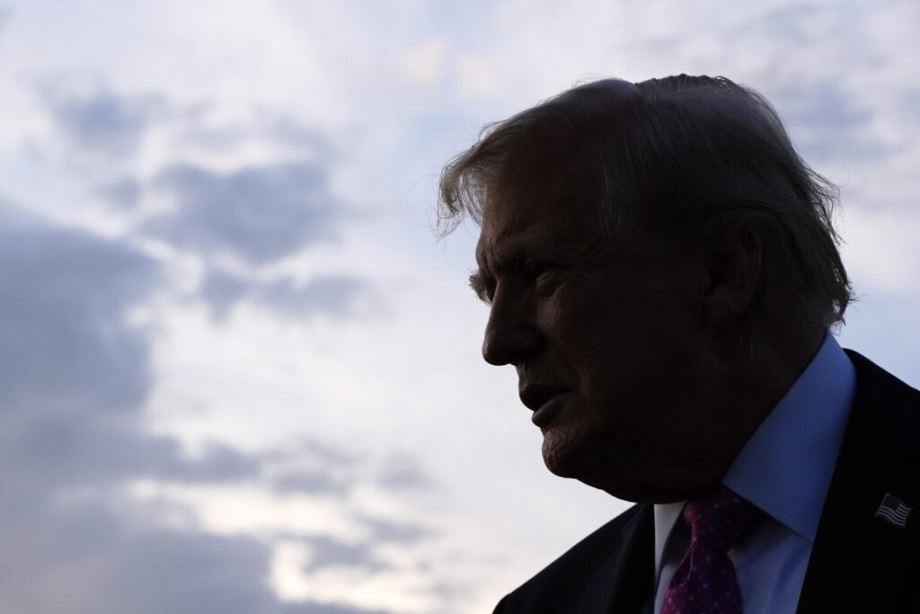 Trump to federalize illinois national guard, governor says