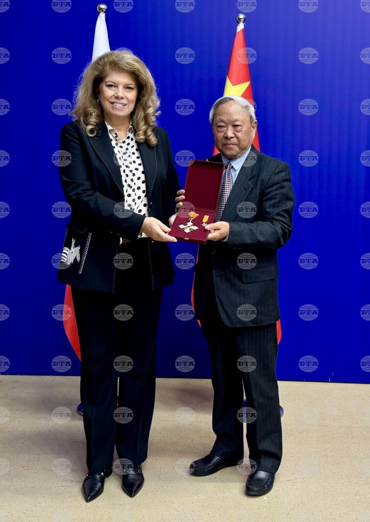 Vp iotova presents order of sts. Cyril and methodius to chinese bulgarist prof. Ma sipu
