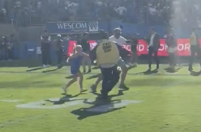 Watch: security guard goes viral for trying (and failing) to chase down a little girl storming field after ucla’s incredible upset of penn state | 2025 the news from bulgaria - balgarianovinite. Com Watch security guard goes viral for trying and failing to chase down a little girl storming field after uclas incredible upset of penn state 2025 the news from bulgaria a security guard's hilarious pursuit of a little girl who rushed the field after ucla's historic upset of penn state on saturday went viral. The post watch: security guard goes viral for trying (and failing) to chase down a little girl storming field after ucla’s incredible upset of penn state first appeared on mediaite. Watch: security guard goes viral for trying (and failing) to chase down a little girl storming field after ucla’s incredible upset of penn state investigative journalism and investigative reporting news agency burgas bulgaria