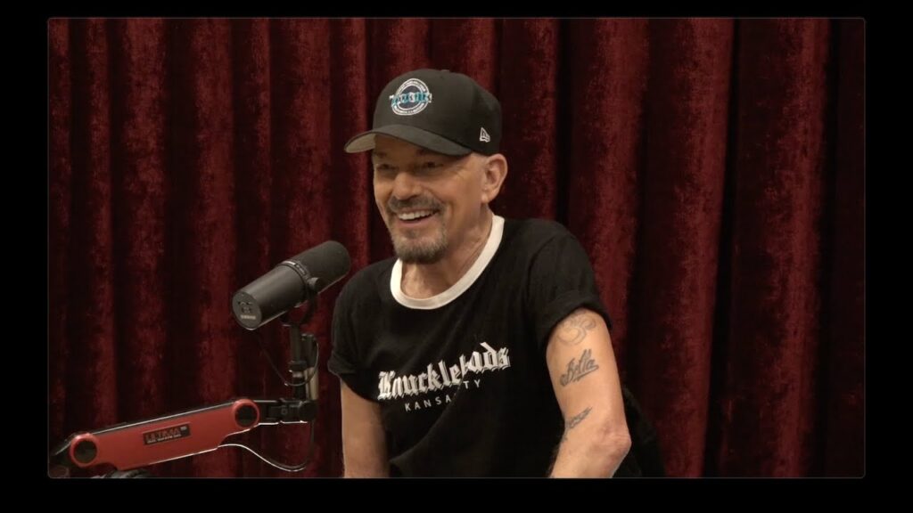 Billy bob thornton roasts political celebs with rogan while branding himself ‘radical moderate’: ‘accept your little award and f**k off’ 2025
