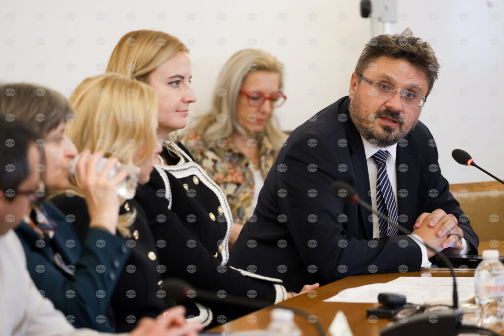 Bta director general valchev thanks bulgarian people for funding public media, reminds parliament of still-low journalist salaries 2025 | six people injured 2026 world news from bulgaria - balgarianovinite. Com Bta director general valchev thanks bulgarian people for funding public media, reminds parliament of still-low journalist salaries 2025