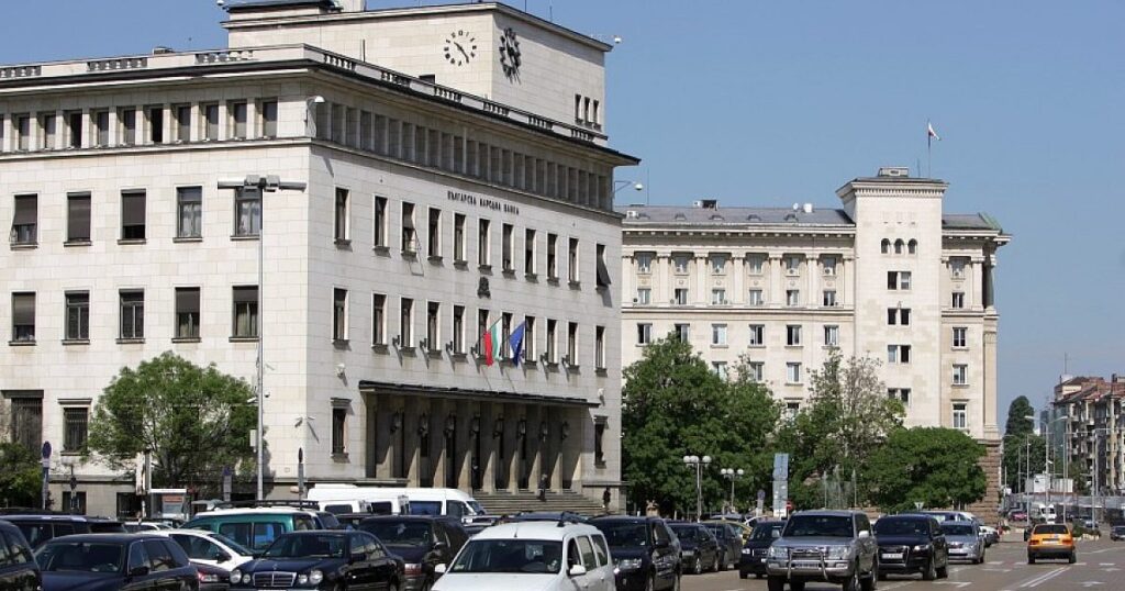 Извиха се опашки пред БНБ. Коя е причината 2025