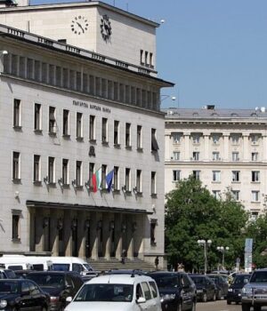 Извиха се опашки пред БНБ. Коя е причината 2025 Извиха се опашки пред БНБ. Коя е причината 2025