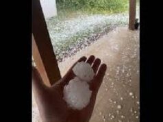 Невероятна градушка надупчи цял град. Щетите са огромни 2025 Невероятна градушка надупчи цял град. Щетите са огромни 2025