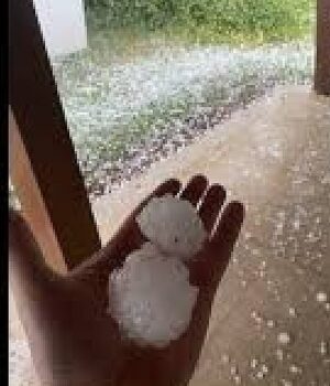 Невероятна градушка надупчи цял град. Щетите са огромни 2025 Невероятна градушка надупчи цял град. Щетите са огромни 2025