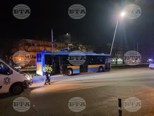Нова драма в София. Тролейбус се заби в стълб 2025