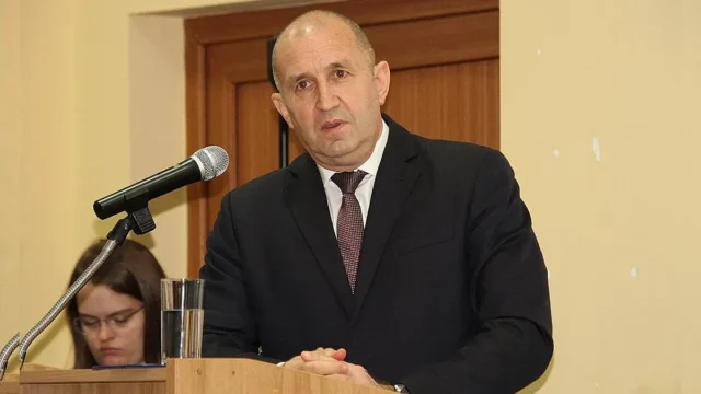 Парламентът поряза поредния опит на Радев да бави еврото 2025 Парламентът поряза поредния опит на Радев да бави еврото 2025