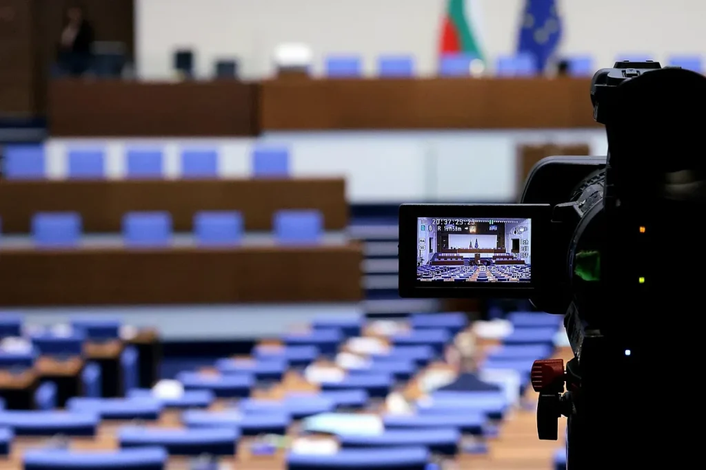 Парламентът посече Радев