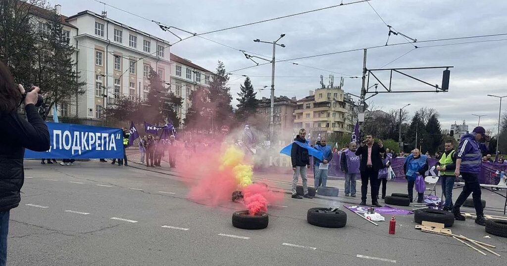 Синдикатите изкарват държавни служители на протест за заплати 2025