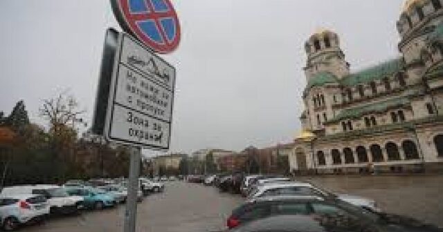 След призива на Пеевски. Парламентът освобождава паркинга до "Св Ал. Невски" 2025